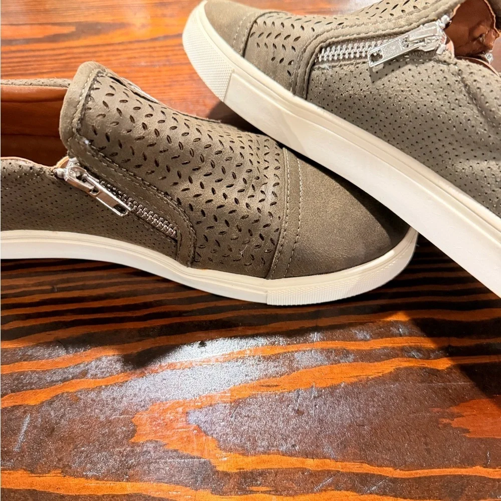 Report Women's Perforated Slip-On Sneakers  size 9 wide